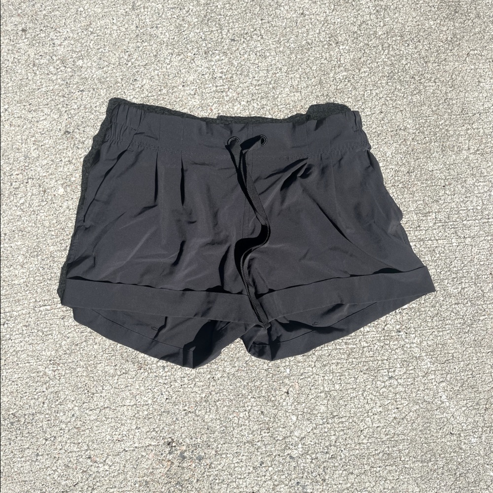 Lululemon Mid-Rise Shorts 2.5”